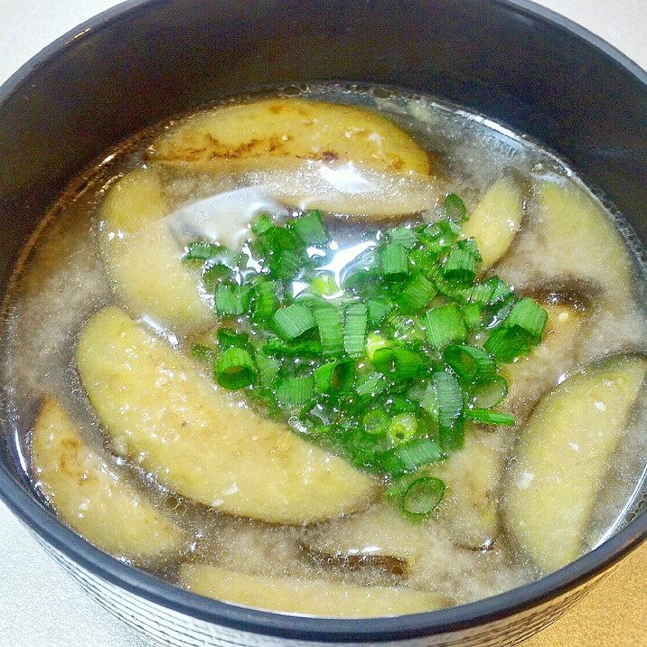簡単/胡麻油香る♪炒め揚げでとろ~りナスのお味噌汁